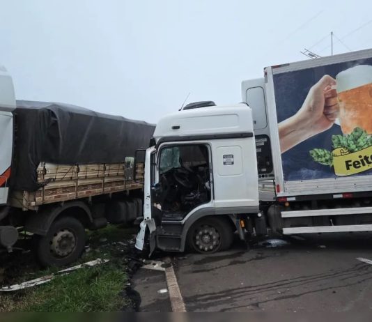 Caminhão de Cambira envolvido em acidente na BR-369 entre Apucarana e Arapongas
