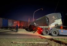 Outra vez: Carreta é colhida por trem em passagem de nível na saída de Jandaia do Sul