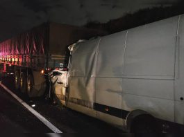 Van bate na traseira de caminhão e deixa dois mortos na PR-986, entre Rolândia e Cambé