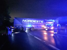 Carreta sai da pista e provoca interdição na br-376 entre Jandaia do Sul e Mandaguari